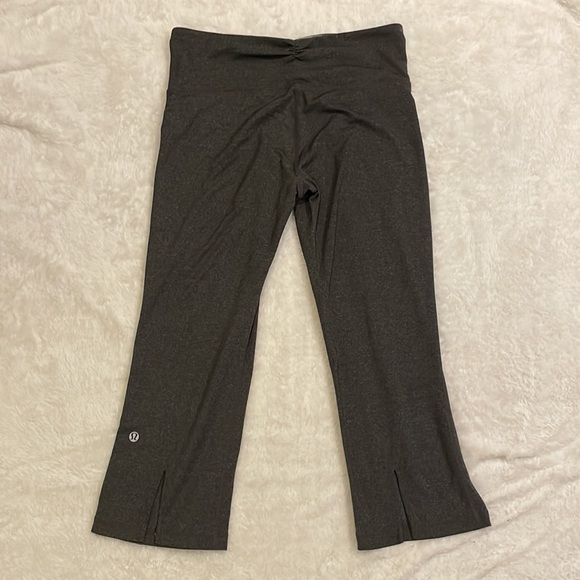 lululemon athletica Pants - Lululemon Women's Grey Tadasana Slit Crop Capri Yoga Pants Size 6